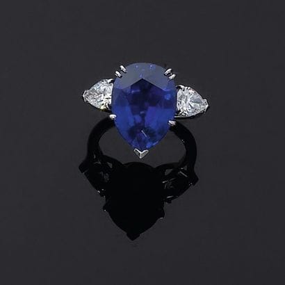 Importante bague ornée d'un saphir poire...