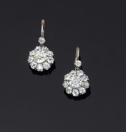 Paire de boucles d'oreille dormeuses ornées...