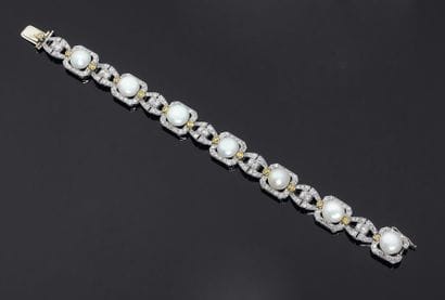 Bracelet articulé orné de sept perles fines...