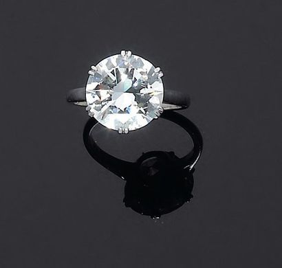 Bague ornée d'un diamant brillanté monté...