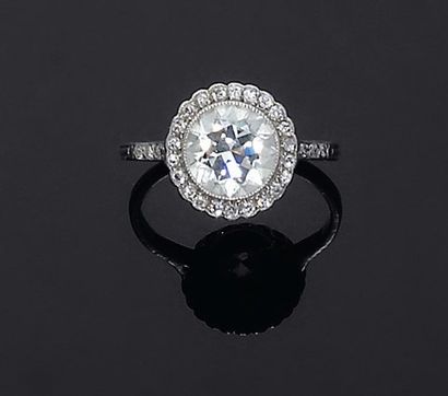 Bague ornée d'un diamant brillanté en sertissure....