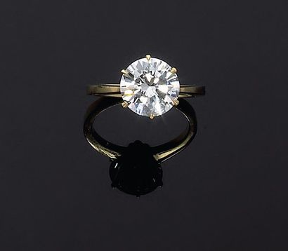Bague ornée d'un diamant brillanté monté...