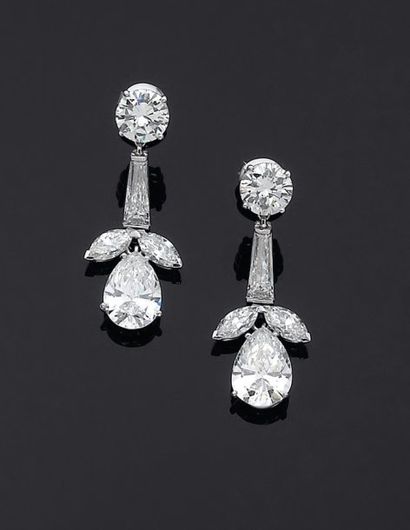 Importante paire de pendants d'oreille. Ils...