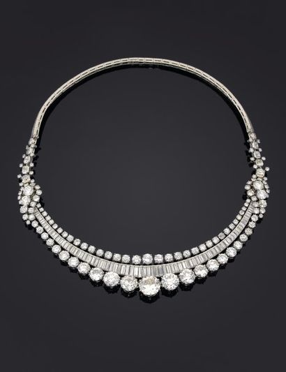 Chaumet. Années 1955
Important collier draperie...
