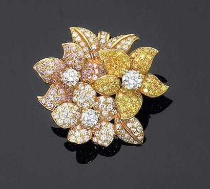 Broche bouquet de fleurs pavée de diamants...
