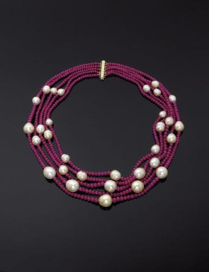 Collier de cinq rangs de boules de rubis....
