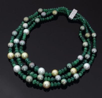 Collier de trois rangs de boules d'émeraude...