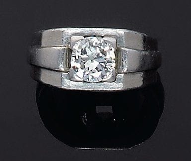 Bague chevalière à gradins retenant un diamant...