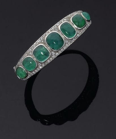 Bracelet rigide ouvrant orné de sept émeraudes...