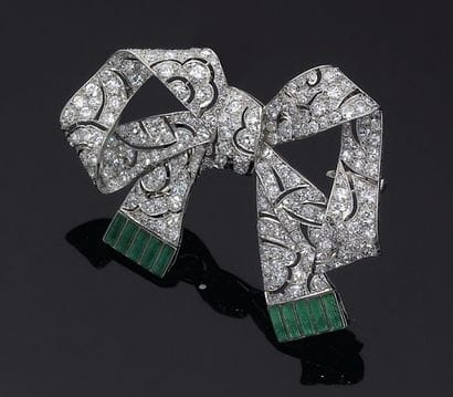 Broche en forme de noeud de ruban. Elle est...