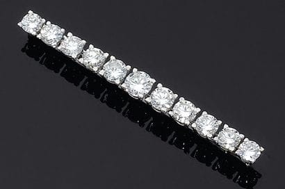 Barrette ornée de onze diamants brillantés...