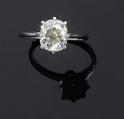 Bague ornée d'un diamant coussin de forme...
