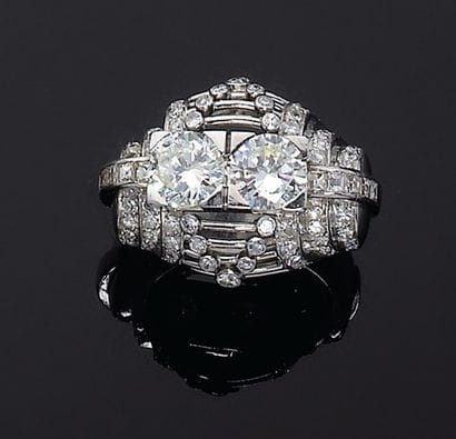 Bague boule en résille portant deux diamants...