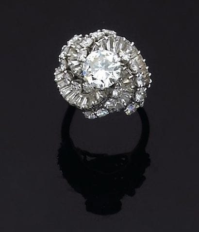Bague dôme ornée d'un diamant brillanté au...
