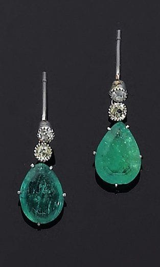 Paire de pendants d'oreille ornés d'émeraudes...