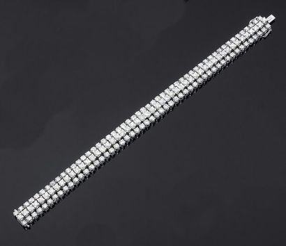 Bracelet ruban souple orné de trois lignes...