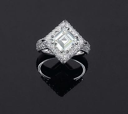 Bague ornée d'un diamant carré à angles vifs...