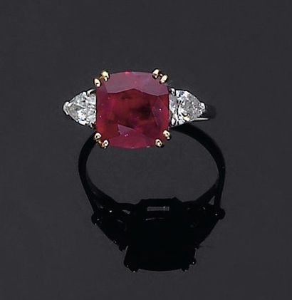 Bague ornée d'un rubis coussin encadré par...