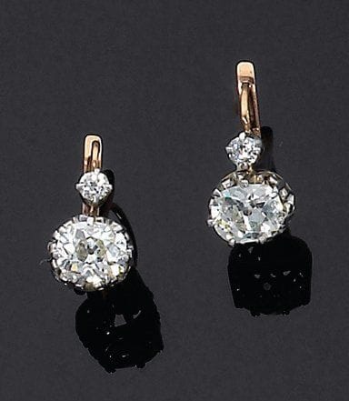 Paire de boucles d'oreilles dormeuses ornées...
