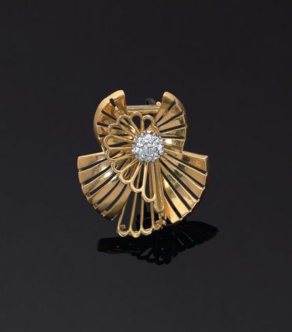 Broche volute ornée d'un diamant brillanté...