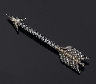 Barrette en forme de flèche pavée de diamants...