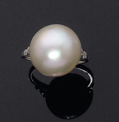 Bague ornée d'une perle mabée. Monture en...