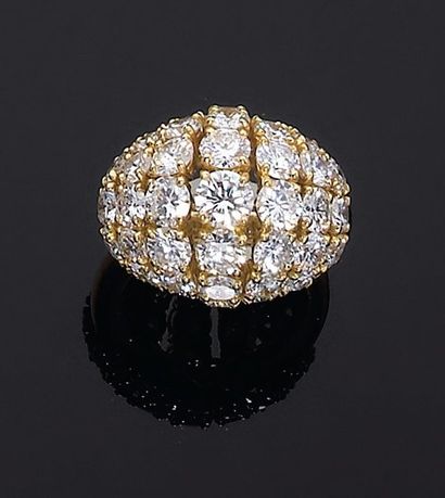 Cartier. Années 1955
Bague boule richement...