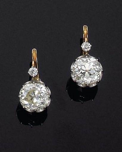Paire de boucles d'oreilles dormeuses ornées...