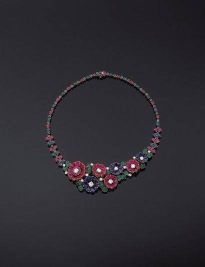 Boucheron. Année 1954
Collier guirlande composé...