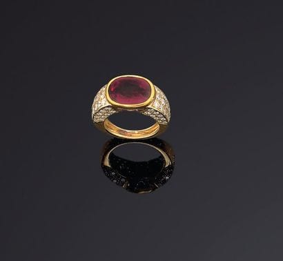 Bague ornée d'un rubis ovale en sertissure....