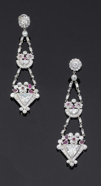 Paire de longs pendants d'oreille en forme...