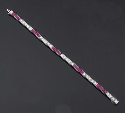 Bracelet ligne orné de rubis calibrés et...