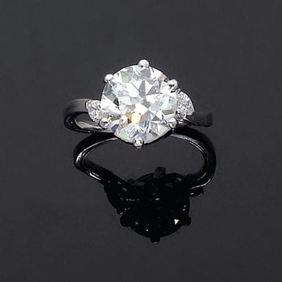 Bague ornée d'un diamant brillanté monté...