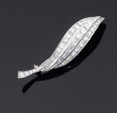 Broche feuille richement pavée de diamants...
