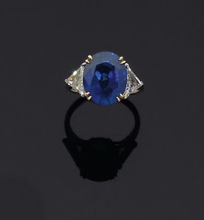 Bague ornée d'un saphir ovale encadré par...