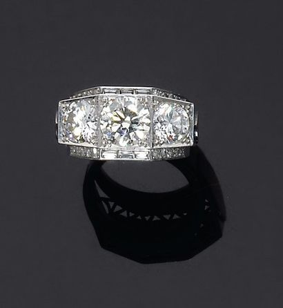 Bague chevalière comportant trois diamants...