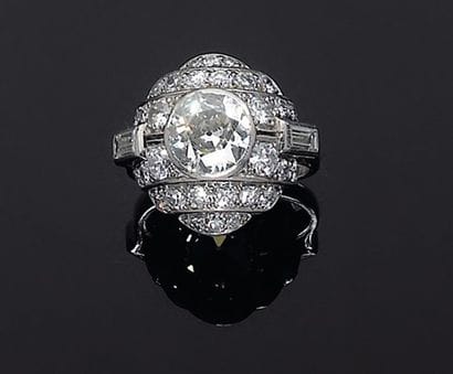 Bague à petit dôme rehaussée d'un diamant...