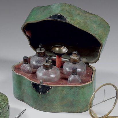 Necessaire a parfum dans un coffret en peau...
