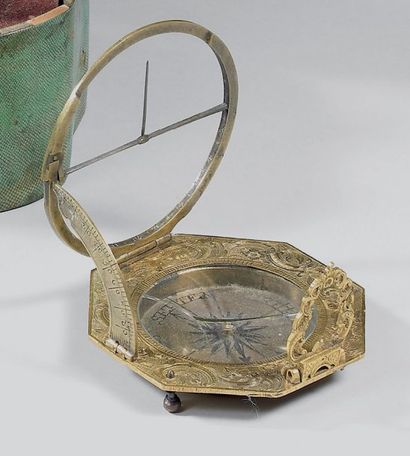 Sextant de poche octogonal en métal doré...