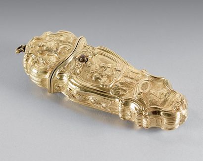 Necessaire en or repoussé et ciselé de paysages,...