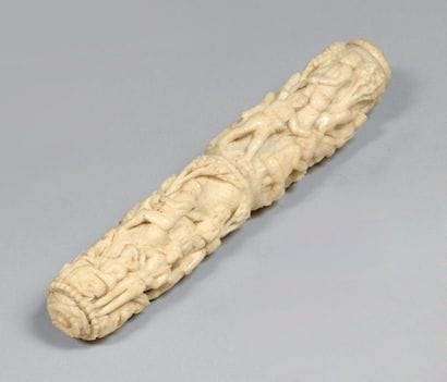 Etui oblongue en ivoire sculpté de nombreuses...