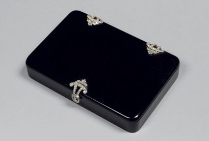 Etui a cigarettes en onyx. Les ferrures en...