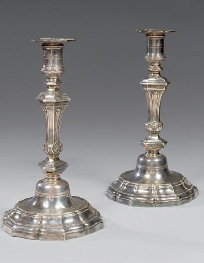Paire de flambeaux en argent à base contournée...