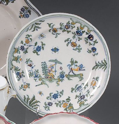 Moustiers.
Assiette à décor polychrome au...