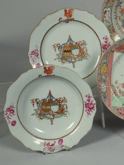 Deux assiettes à décor polychrome et or d'armoiries...