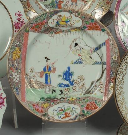 Assiette à décor polychrome en émaux de la...