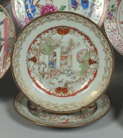Paire d'assiettes à décor polychrome et or,...