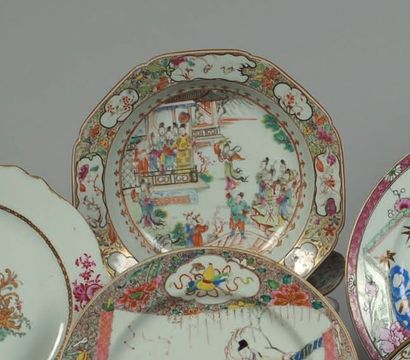 Paire d'assiettes creuses de forme octogonale....