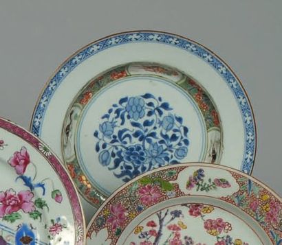 Paire d'assiettes. Décor bleu au centre d'un...
