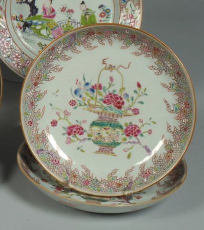 Paire de compotiers à décor polychrome en...